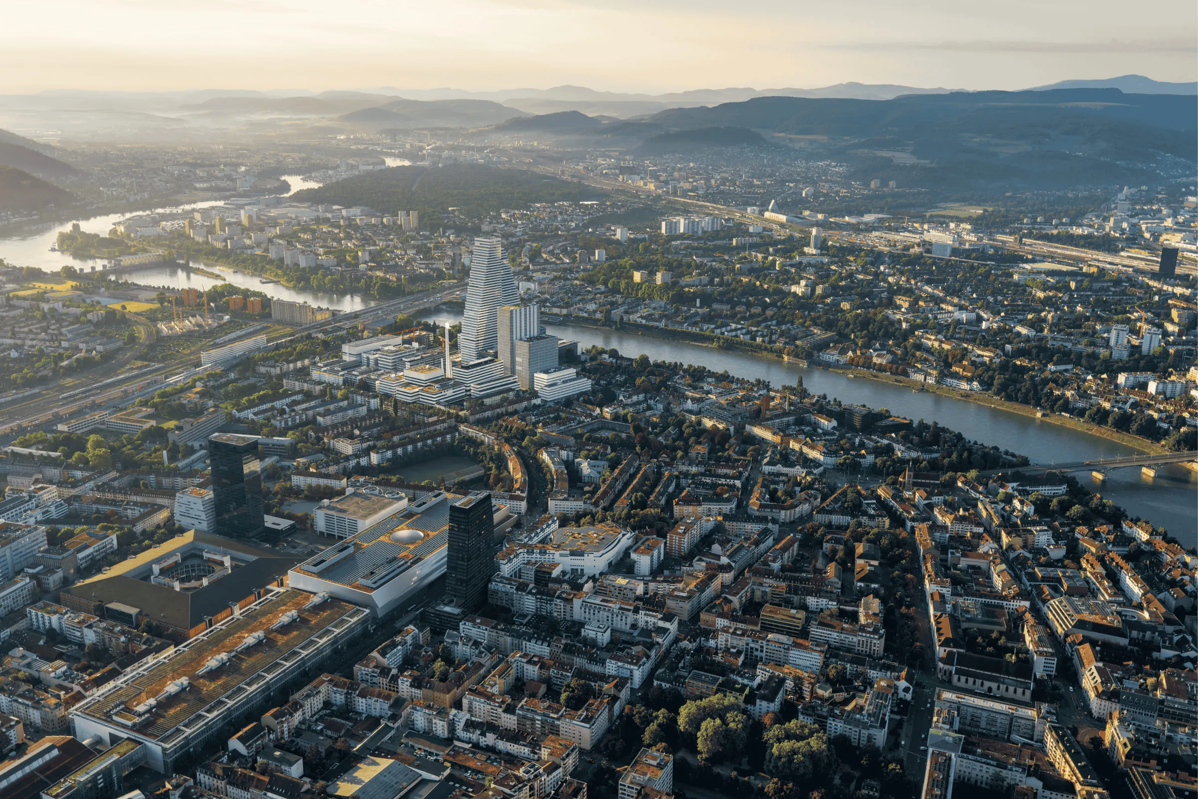 Vue aérienne de Bâle au lever du jour, le Rhin traversant la ville.