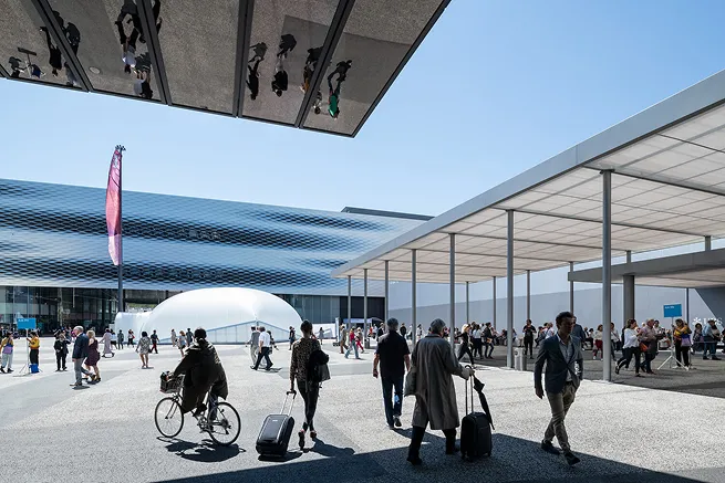 Visiteurs arrivant sur le parvis extérieur de la foire.