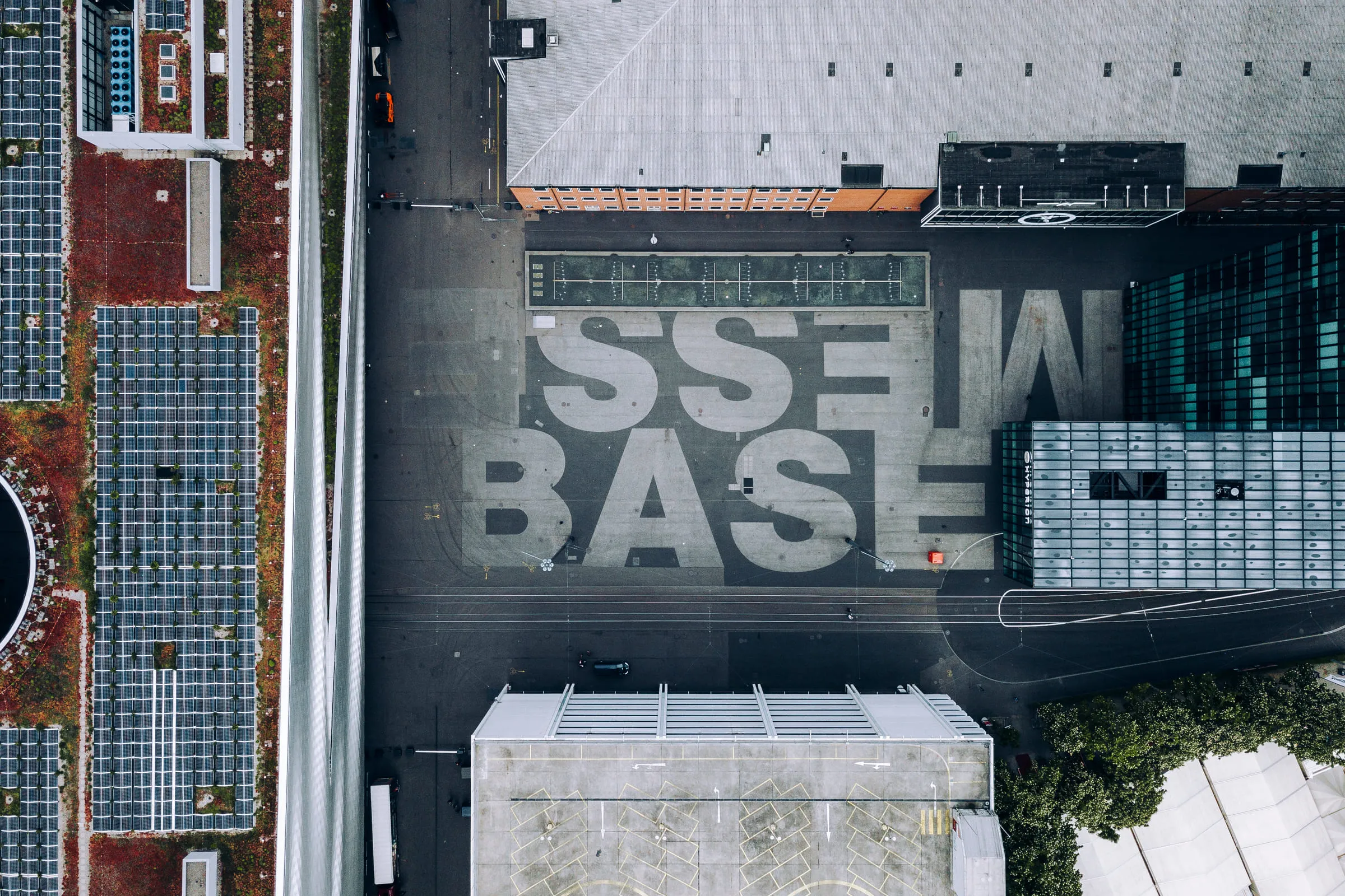 Vue aérienne du Messe Basel, le nom peint en grandes lettres sur le parvis.