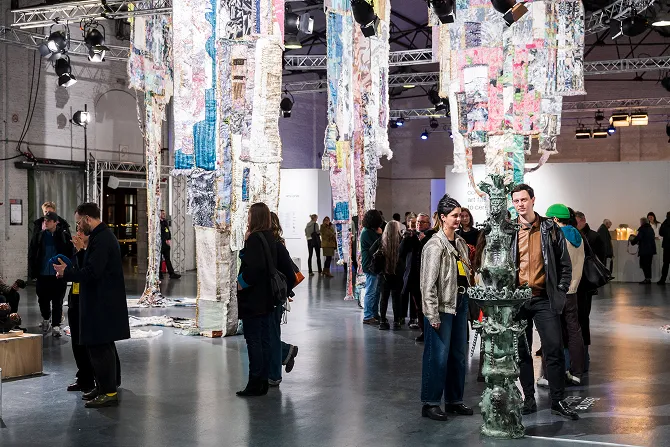 Installation de bannières textiles suspendues au-dessus des visiteurs à l’entrée de la foire.